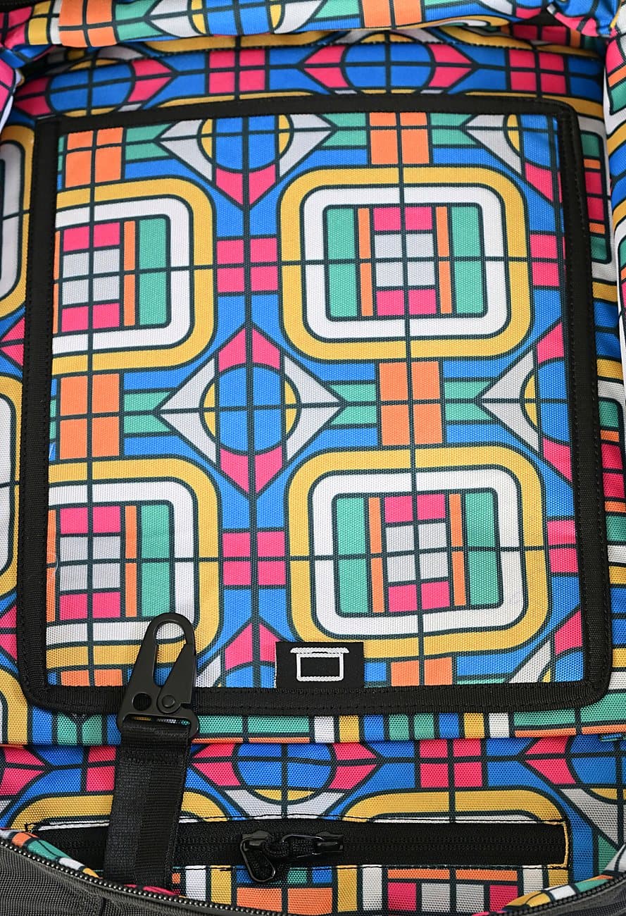 The suspended laptop sleeve over the Discovery Moda lining